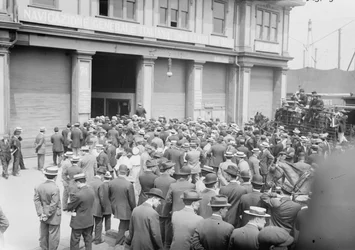 En grupp väntar på att Roms tidigare borgmästare Ernesto Nathan ska anlända från Neapel med ångfartyget Stampalia, New York City, 25 maj 1914.